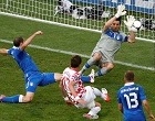 Croatia's Mario Mandzukic (C) scores a goal against Italy during their Group C Euro 2012 soccer match at the ctiy stadium in Poznan June 14, 2012.  REUTERS/Bartosz Jankowski (POLAND  - Tags: SPORT SOCCER)
